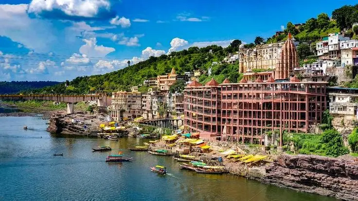 नर्मदा नदी के मध्य स्थित ओंकारेश्वर ज्योतिर्लिंग मंदिर